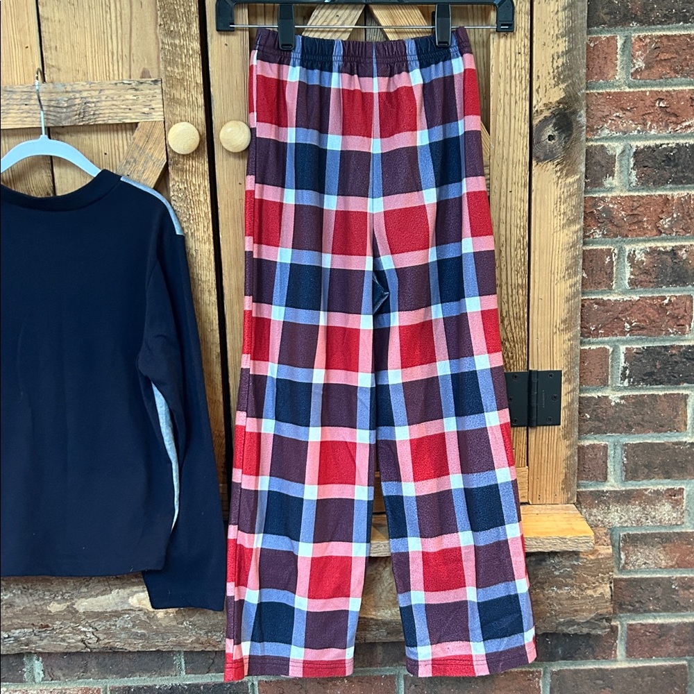 Tommy Hilfiger Boys Pajama Set - Gray, Navy, Red Plaid
Size medium (8) - Picture 5 of 8